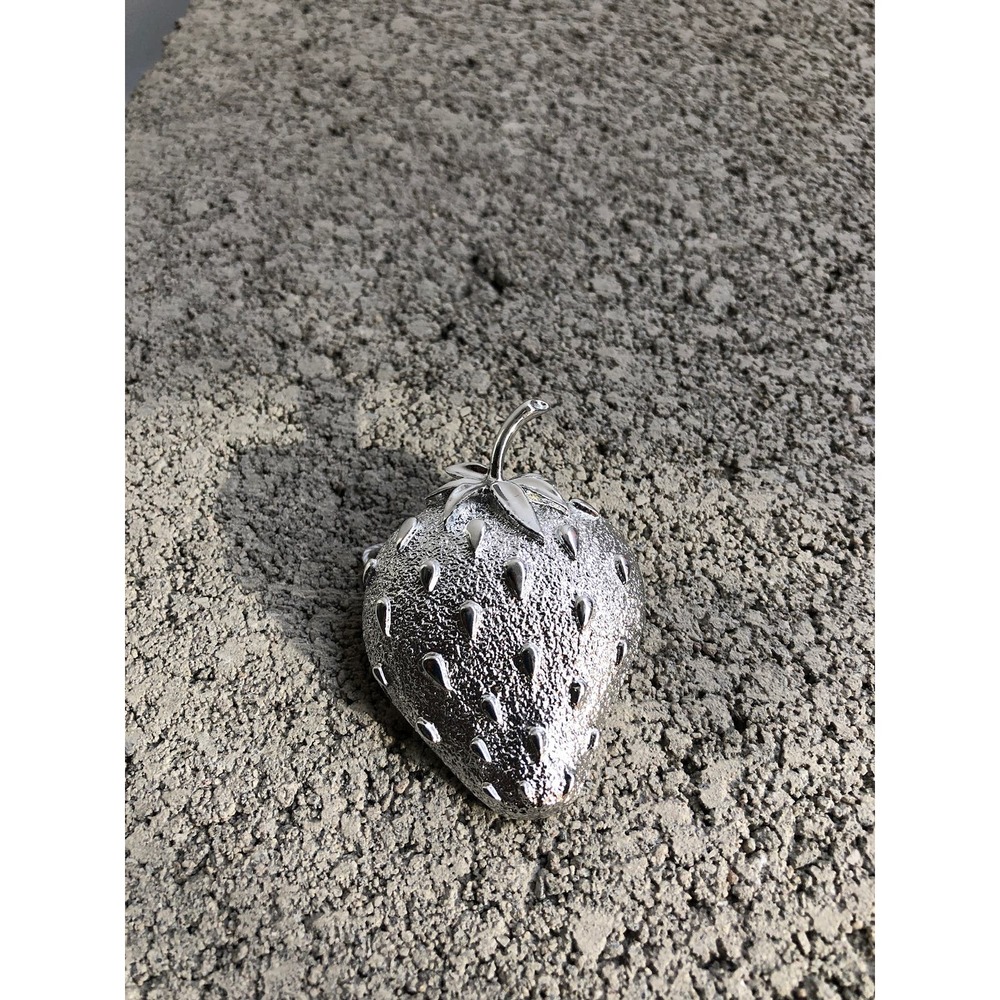 Silver Stawberry Pin‎